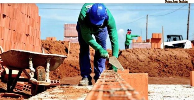 Somente no mês de novembro de 2017 foram gerados 1.049 empregos com carteira assinada.