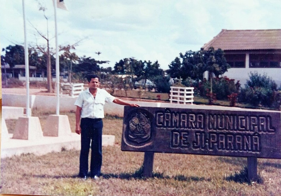 Antiga lateral da Câmara dos vereadores com vista para o Palácio Urupá.  Na foto o presidente da época Manoel Félix. Na época a Câmara ainda não se chamava Palácio Abel Neves. 