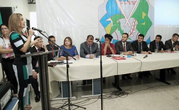 A juíza da Vara da Infância e Juventude, Ana Valéria Santiago Ziparro e a promotora de Justiça, Conceição Forte Baena, se revezaram na abordagem do tema adoção com os vereadores ji-paranaense