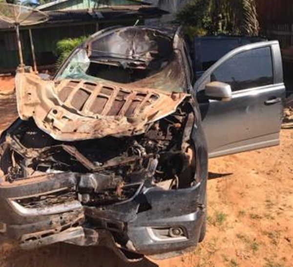 Situação em que ficou o carro no qual Laerte Gomes dirija quando bateu em um cavalo na pista à noite.