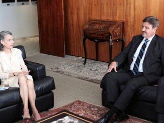 A presidente do STF, Cármen Lúcia, e o diretor-geral da Polícia Federal, Fernando Segovia, reunidos hoje no Supremo Tribunal Federal. Divulgação/STF
