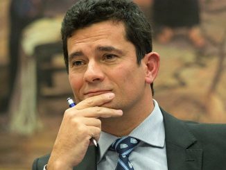 Ao tomar conhecimento do caso pela imprensa, Moro pediu que os policiais responsáveis pela transferência justifiquem o uso das algemas.