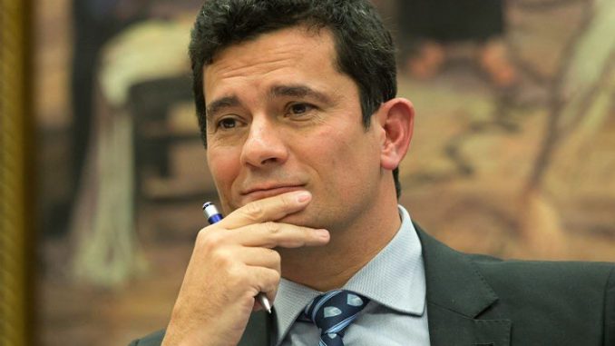 Ao tomar conhecimento do caso pela imprensa, Moro pediu que os policiais responsáveis pela transferência justifiquem o uso das algemas.