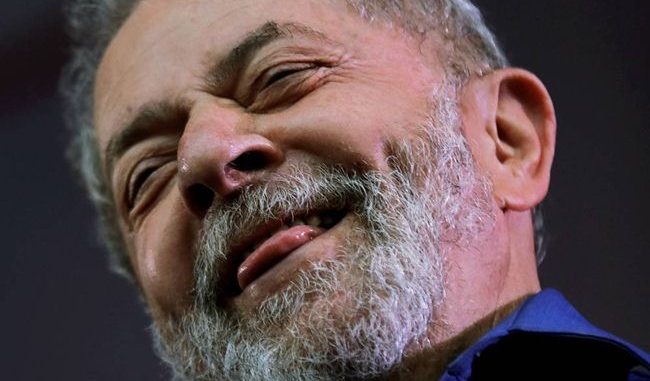 Ex-presidente Luiz Inácio Lula da Silva teve que entregar seu passaporte à Polícia Federal - foto Paulo Whitaker.