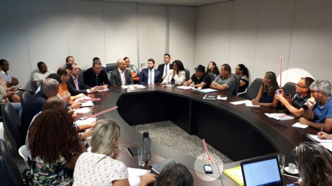 Foto da reunião com o Secretário-Chefe da Casa Civil exposta no site do Sintero, revela que a reunião foi gravada em áudio e vídeo e o sindicato dos professores não coloca nas redes sociais a frase a qual ele atribuiu ter sido dita pelo secretário Emerson Castro.