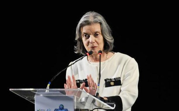 A presidente do STF, ministra Cármen Lúcia, ocupará o posto assim que o presidente Michel Temer deixar o espaço aéreo brasileiro, na viagem que fará a Lima, no Peru, para participar da 8ª Cúpula das Américas -Fabio Rodrigues Pozzebom/Arquivo Agência Brasil