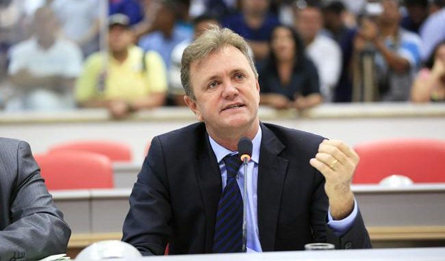 A homenagem aos militares é uma proposta do deputado Luizinho Goebel... Cabos da Polícia Militar serão homenageados com medalha de mérito.