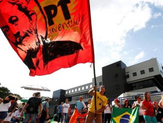 Manifestações: na nota diz que o bloqueio de acessos e ruas próximas ao local onde Lula cumpre pena está "causando graves inconvenientes" (Rodolfo Buhrer/Reuters)