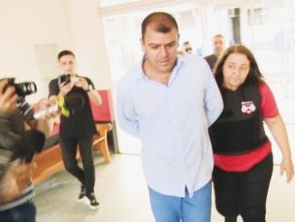 O pedido de afastamento de mandato do vereador Clodoaldo Cardoso (PR) se deve ao fato de que ele responde a processo de assassinato e encontra-se preso.