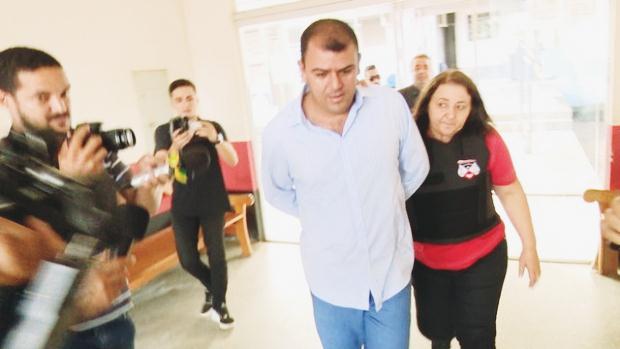 O pedido de afastamento de mandato do vereador Clodoaldo Cardoso (PR) se deve ao fato de que ele responde a processo de assassinato e encontra-se preso.