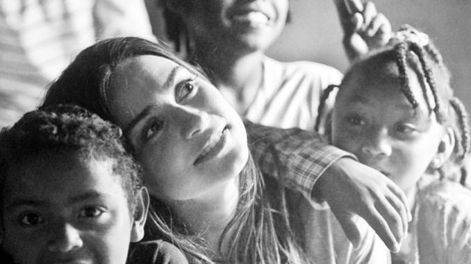 A atriz Thaila Ayala, uma dos artistas que gravaram o filme para incentivar a campanha.