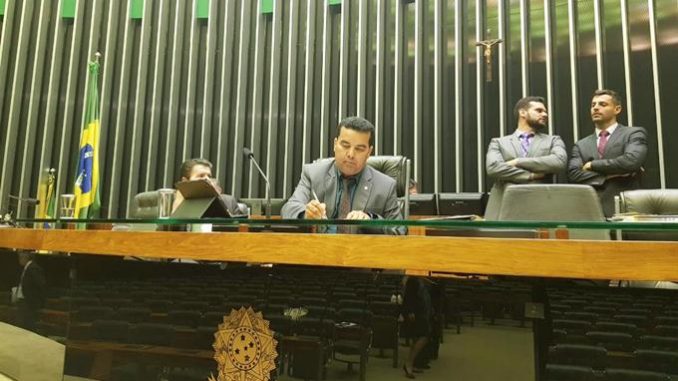 No mesmo dia o deputado Lindomar Garçon presidiu a Mesa da Câmara Federal