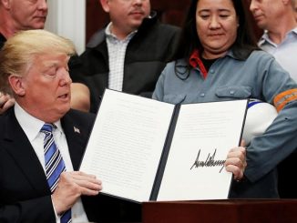 Trump mostra proclamação sobre tarifas de importação de aço e alumínio (Leah Millis/Reuters)