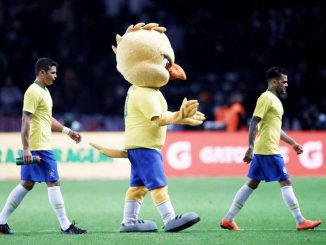 O mascote da seleção canarinho e os jogadores - REUTERS/Wolfgang Rattay /Direitos Reservados
