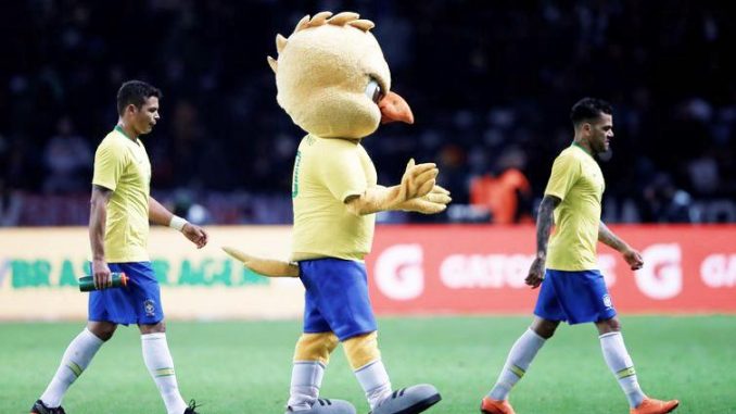 O mascote da seleção canarinho e os jogadores - REUTERS/Wolfgang Rattay /Direitos Reservados