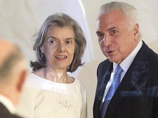 Michel Temer vai para o Paraguai e a presidente do STF, ministra Cármen Lúcia assume à presidência da República.