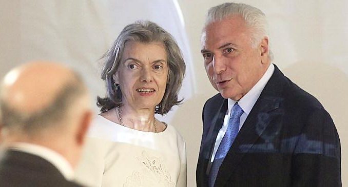 Michel Temer vai para o Paraguai e a presidente do STF, ministra Cármen Lúcia assume à presidência da República.