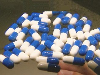 Anvisa não está proibindo empresas de produzir e comercializar produtos à base de fosfoetanolamina. Apenas exige das empresas interessadas que cumpram os trâmites legais para regularização da substância como alimento ou mesmo como medicamento.