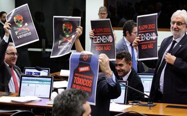 Em mais uma sessão tumultuada, parlamentares ambientalistas e ruralistas divergiram na apreciação da proposta.