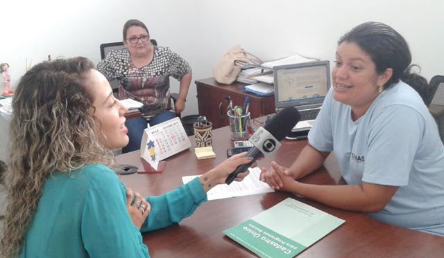 Lidiane Tanazildo explica que as famílias que não comparecerem à escola para atualização podem ter os benefícios bloqueados pelo Governo Federal.