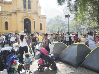 Desabrigados do prédio que desabou após incêndio na madrugada desta terça-feira acampam em frente a Igreja Nossa Senhora do Rosário dos Homens Pretos, no Largo do Paissandu, região central - Rovena Rosa/Agência Brasil