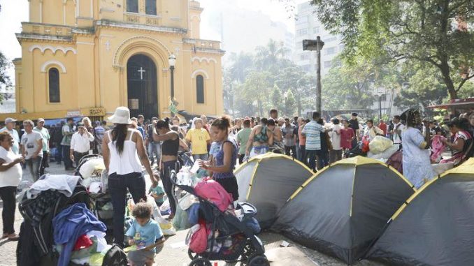 Desabrigados do prédio que desabou após incêndio na madrugada desta terça-feira acampam em frente a Igreja Nossa Senhora do Rosário dos Homens Pretos, no Largo do Paissandu, região central - Rovena Rosa/Agência Brasil