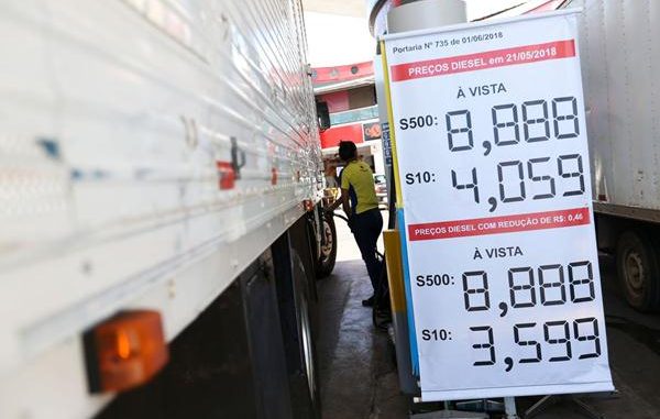 Postos do DF começam a ajustar os preços do diesel com a redução de R$ 0,46./Marcelo Camargo/Agência Brasil