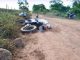 A queda do motociclista teria sido provocada porque ele bateu em pedras soltas na estrada.
