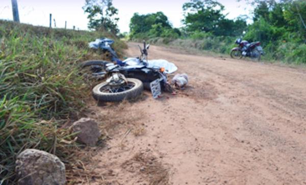 A queda do motociclista teria sido provocada porque ele bateu em pedras soltas na estrada.