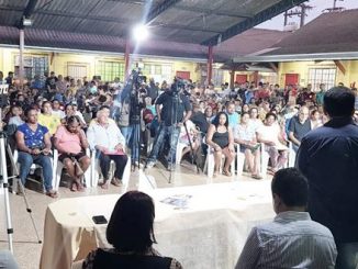Deputado Federal Lindomar Garçon e governador Daniel Pereira durante o lançamento do programa “Título Já” para atender aos moradores dos bairros Mariana e São Francisco em Porto Velho.