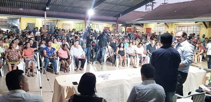 Deputado Federal Lindomar Garçon e governador Daniel Pereira durante o lançamento do programa “Título Já” para atender aos moradores dos bairros Mariana e São Francisco em Porto Velho.