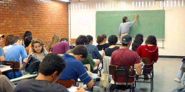 MEC suspende pagamento de parcelas do Fies
