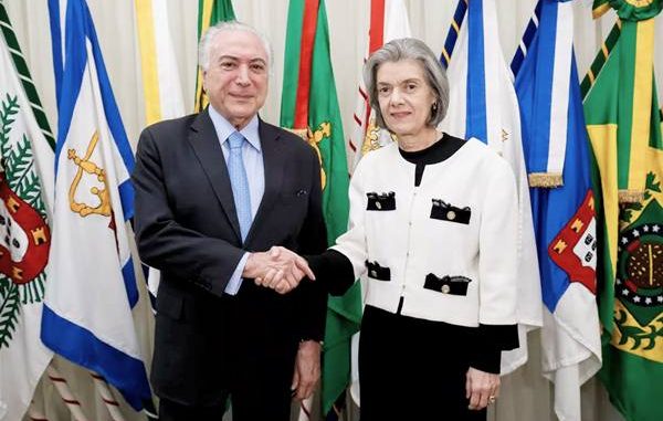 O presidente Michel Temer e a presidente do Supremo Tribunal Federal, ministra Cármen Lúcia, durante transmissão de cargo. (Foto: Alan Santos/Presidência da República)