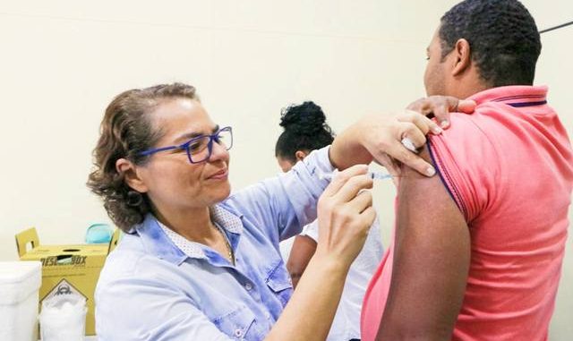 A atualização da vacinação Tríplice Viral para os adultos será feita conforme o calendário do Ministério da Saúde.