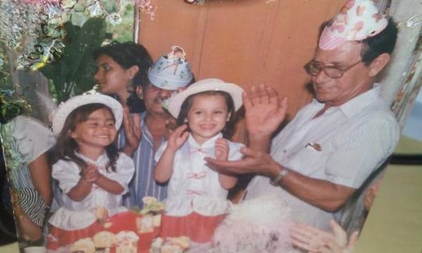 Agenor durante o aniversário das netas Rosiane, filha do Omar da Farmácia, e Fernanda, filha do Roberto Gutierrez. Aofndo está Nelson Baracho que, assim como Agenor, também era aniversariante. (in memoria)