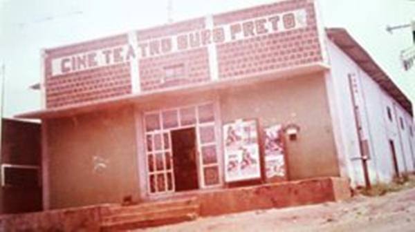 Primeiro cinema de Ouro Preto do Oeste, na esquina da Daniel Comboni com a Sete de Setembro.