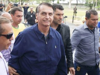 candidato à Presidência, Jair Bolsonaro (PSL) chega à seção eleitoral, na Vila Militar - Tânia Rêgo/Agência Brasil