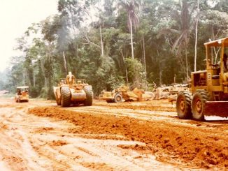 Máquinas da Escala Engenharia abrem estrada em Ariquemes nos anos 1980