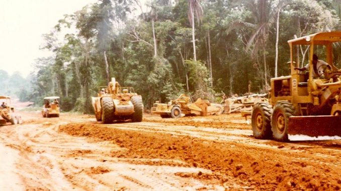 Máquinas da Escala Engenharia abrem estrada em Ariquemes nos anos 1980