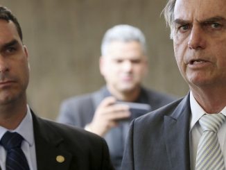 “Este não é um assunto de governo — ou da sua conta — mas eu vou dar minha opinião. Seu nome de família, Bolsonaro, é a razão. É resultado de acusações políticas ao meu governo”, rebateu