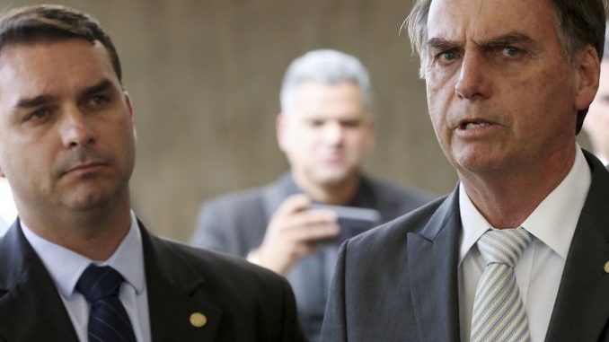 “Este não é um assunto de governo — ou da sua conta — mas eu vou dar minha opinião. Seu nome de família, Bolsonaro, é a razão. É resultado de acusações políticas ao meu governo”, rebateu