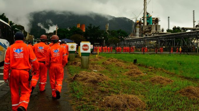 Litro da gasolina passará a ser vendido por R$ 1,4337 amanhã nas refinarias, dois centavos a menos que o preço de hoje: R$ 1,4537      (Arquivo/Rovena Rosa/Agência Brasil) 