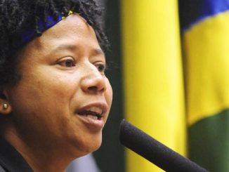 Segundo Sílvia, o direito a saúde e a vida dos milhares de brasileiros que estão à espera do tratamento contra o câncer está sendo. negligenciado.