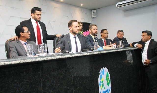  Durante os trabalhos, vereadores se revezaram na tribuna para criticar a demora na entrega das unidades do Residencial Rondon I e votaram a formação das comissões permanentes
