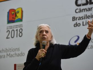 A atriz Fernanda Montenegro fala durante a 25ª Bienal Internacional do Livro de São Paulo, no Anhembi, sobre o livro "Fernanda Montenegro - Itinerário Fotobiográfico"