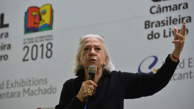 A atriz Fernanda Montenegro fala durante a 25ª Bienal Internacional do Livro de São Paulo, no Anhembi, sobre o livro "Fernanda Montenegro - Itinerário Fotobiográfico"