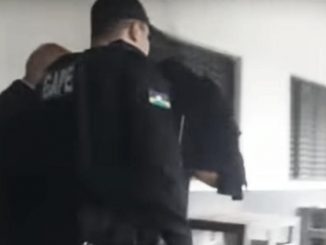 Acompanhado de uma advogado,o agente penitenciário Oziel Araújo Fernandes saiu do depoimento com o rostro encoberto.