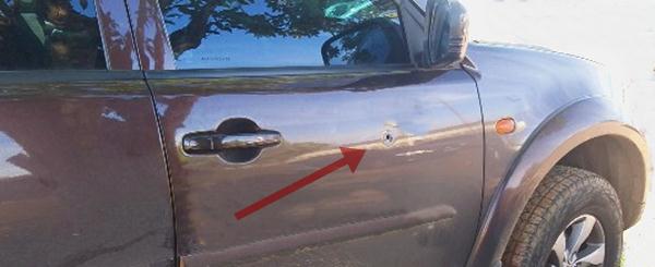 Carro do médico ficou cravado de bala. Ele não foi atingido.