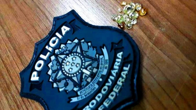 As 13 pedras de diamantes não-lapidados foram apreendidas