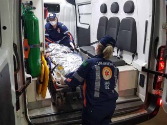 A vítima recebeu os primeiros socorros de uma equipe do Samu e foi levada em estado grave para a emergência do hospital João Paulo II.